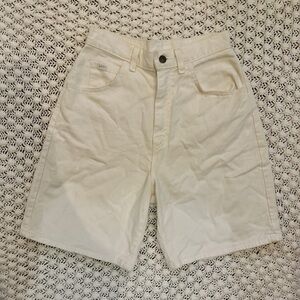 Classic vintage Lee high rise midi shorts 🤍